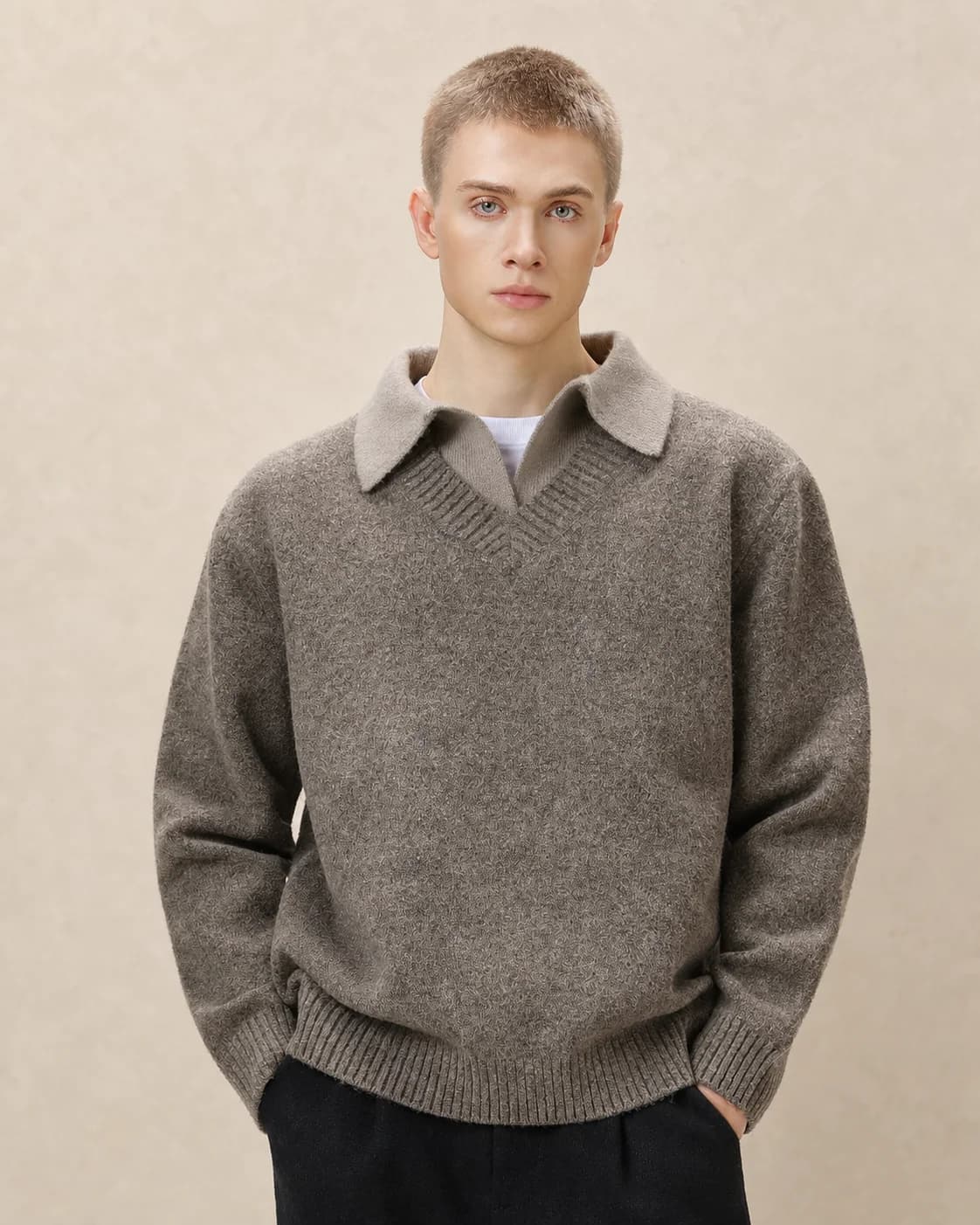 Pull homme col V à col chemise