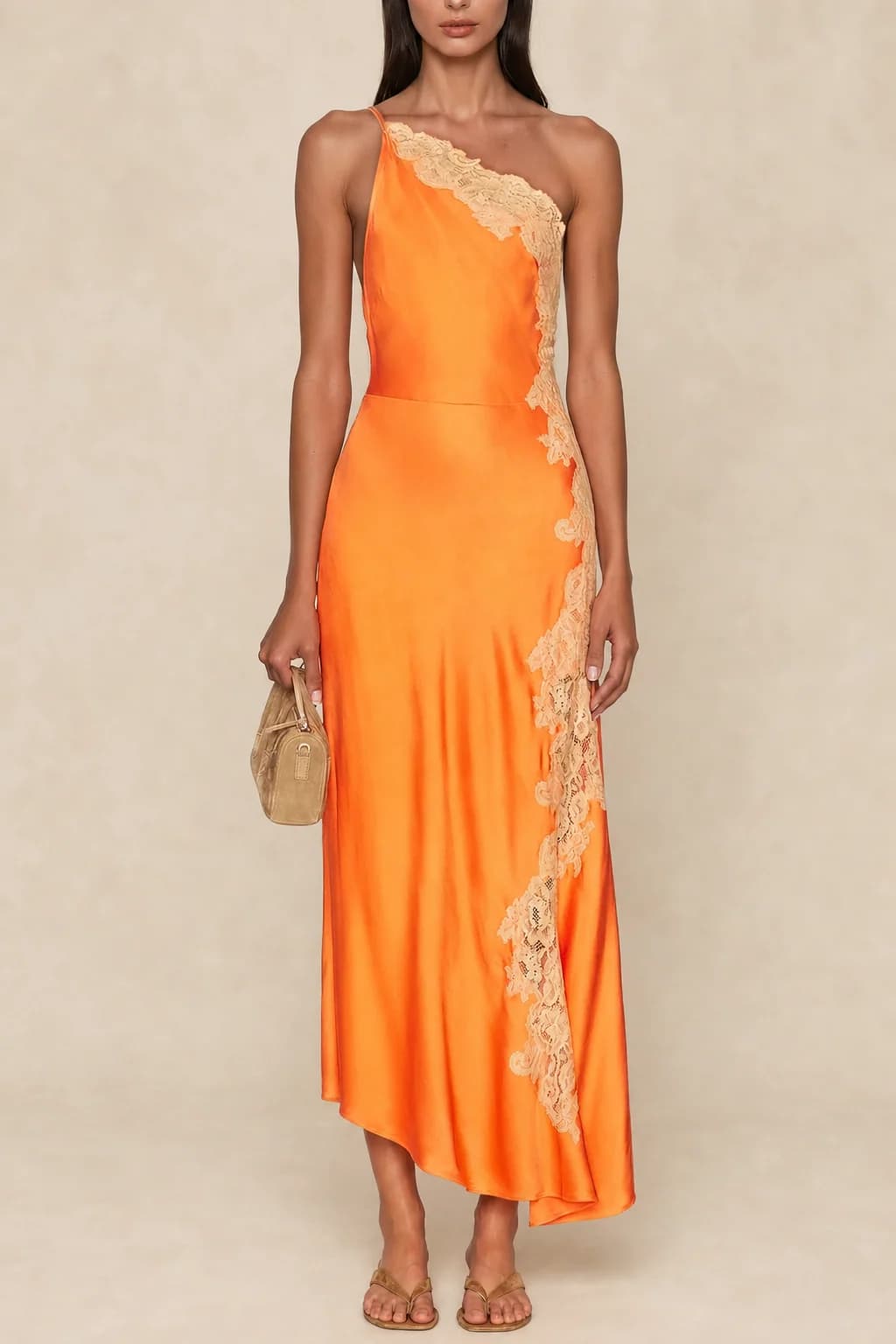 Robe longue asymétrique en satin et dentelle