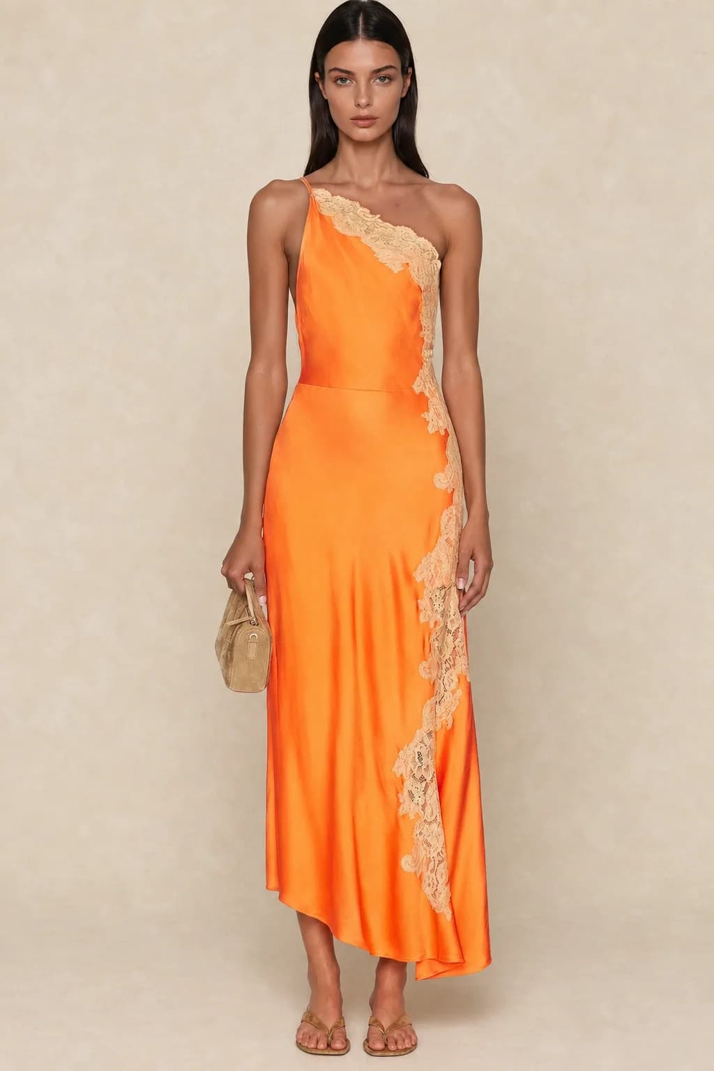 Robe longue asymétrique en satin et dentelle