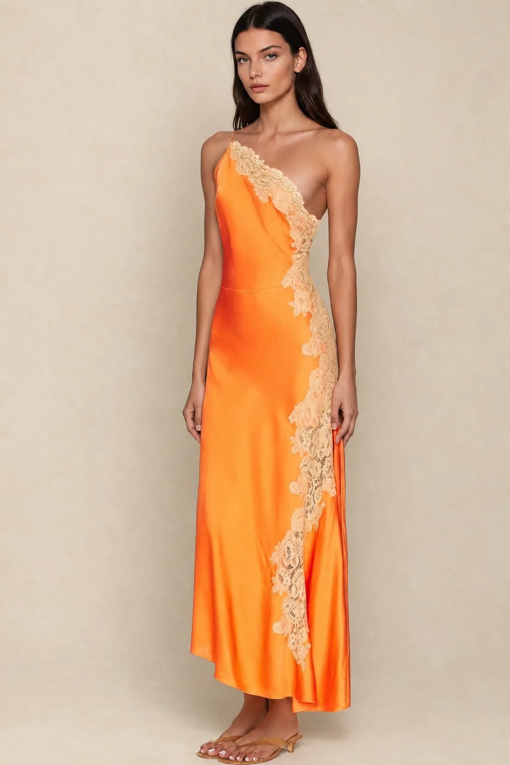 Robe longue asymétrique en satin et dentelle