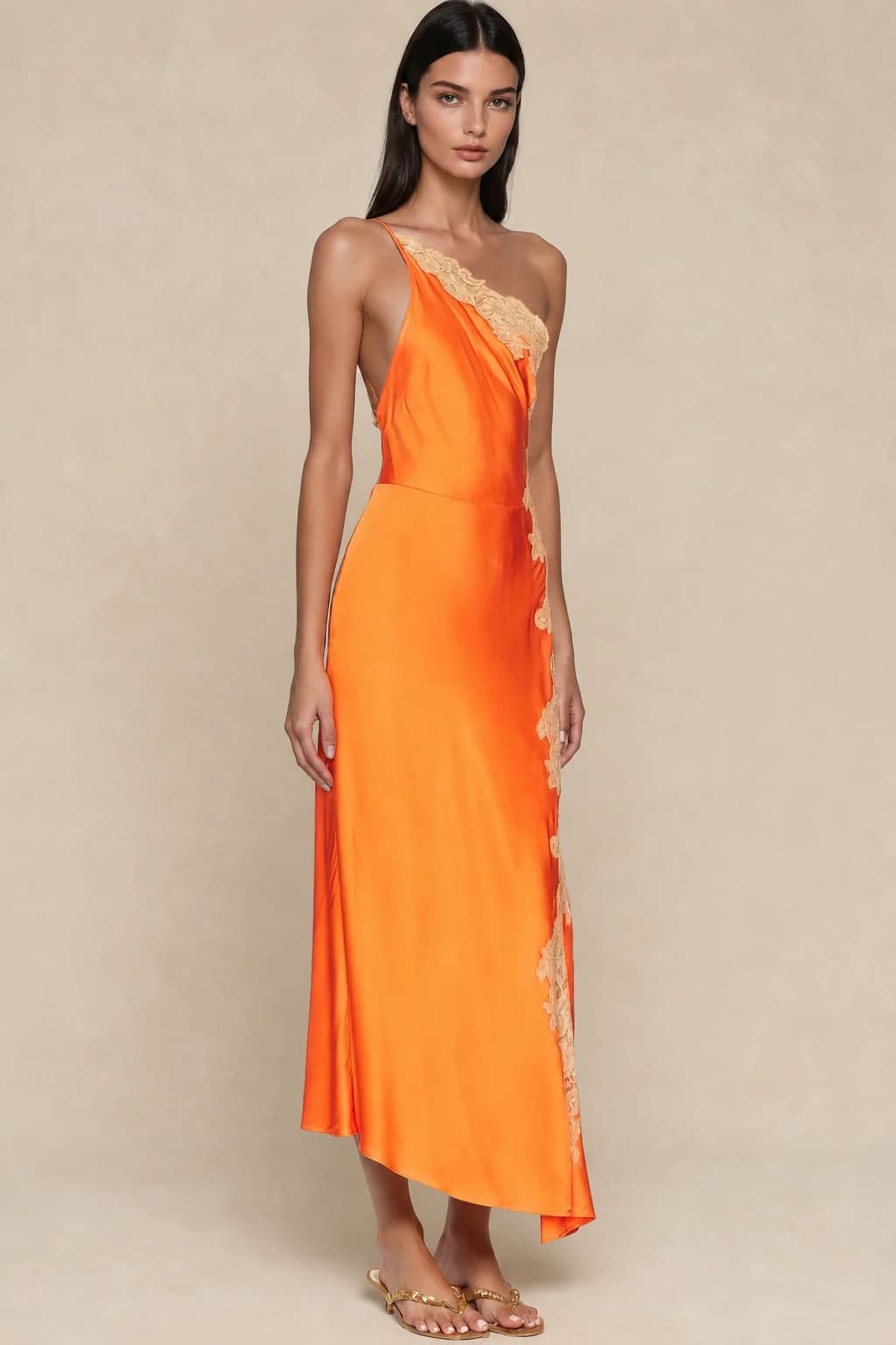Robe longue asymétrique en satin et dentelle