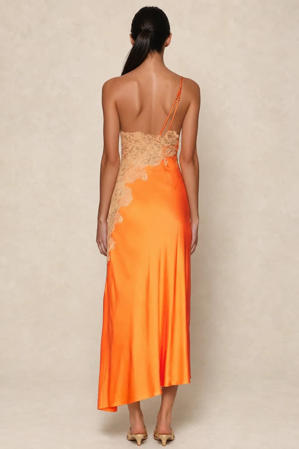 Robe longue asymétrique en satin et dentelle