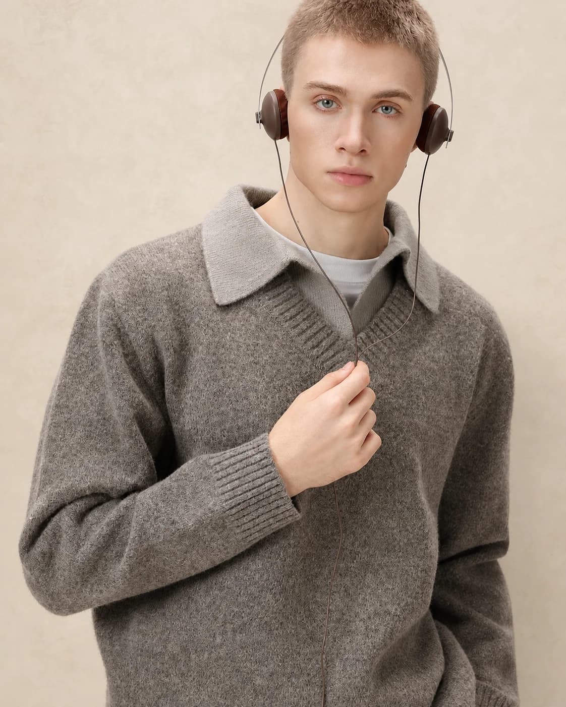 Pull homme col V à col chemise