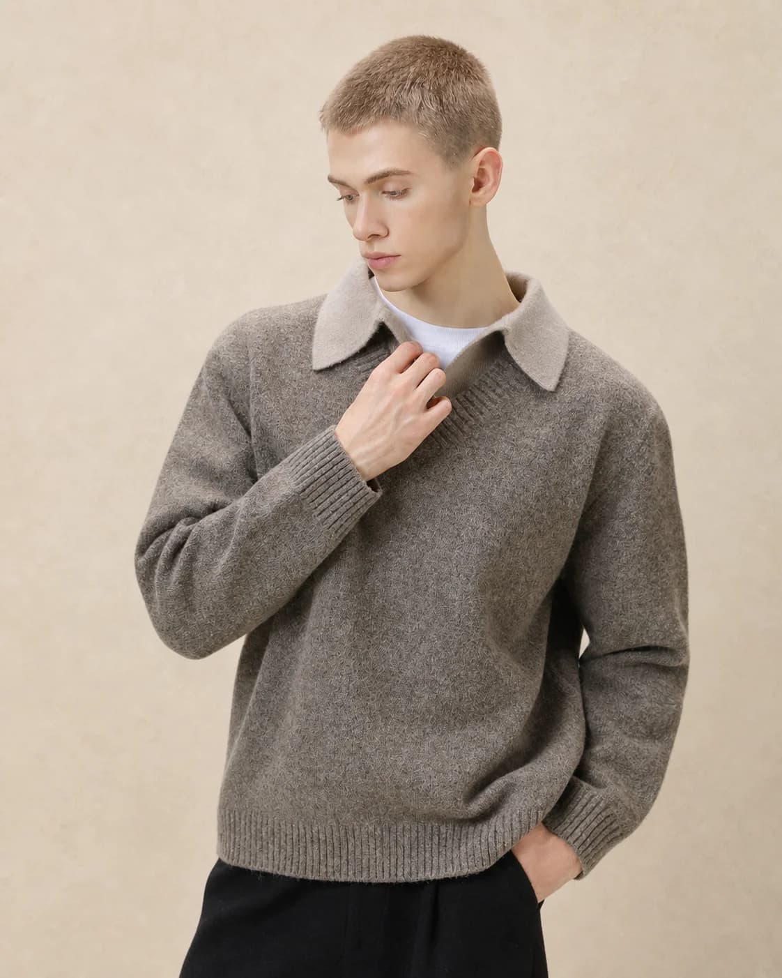 Pull homme col V à col chemise